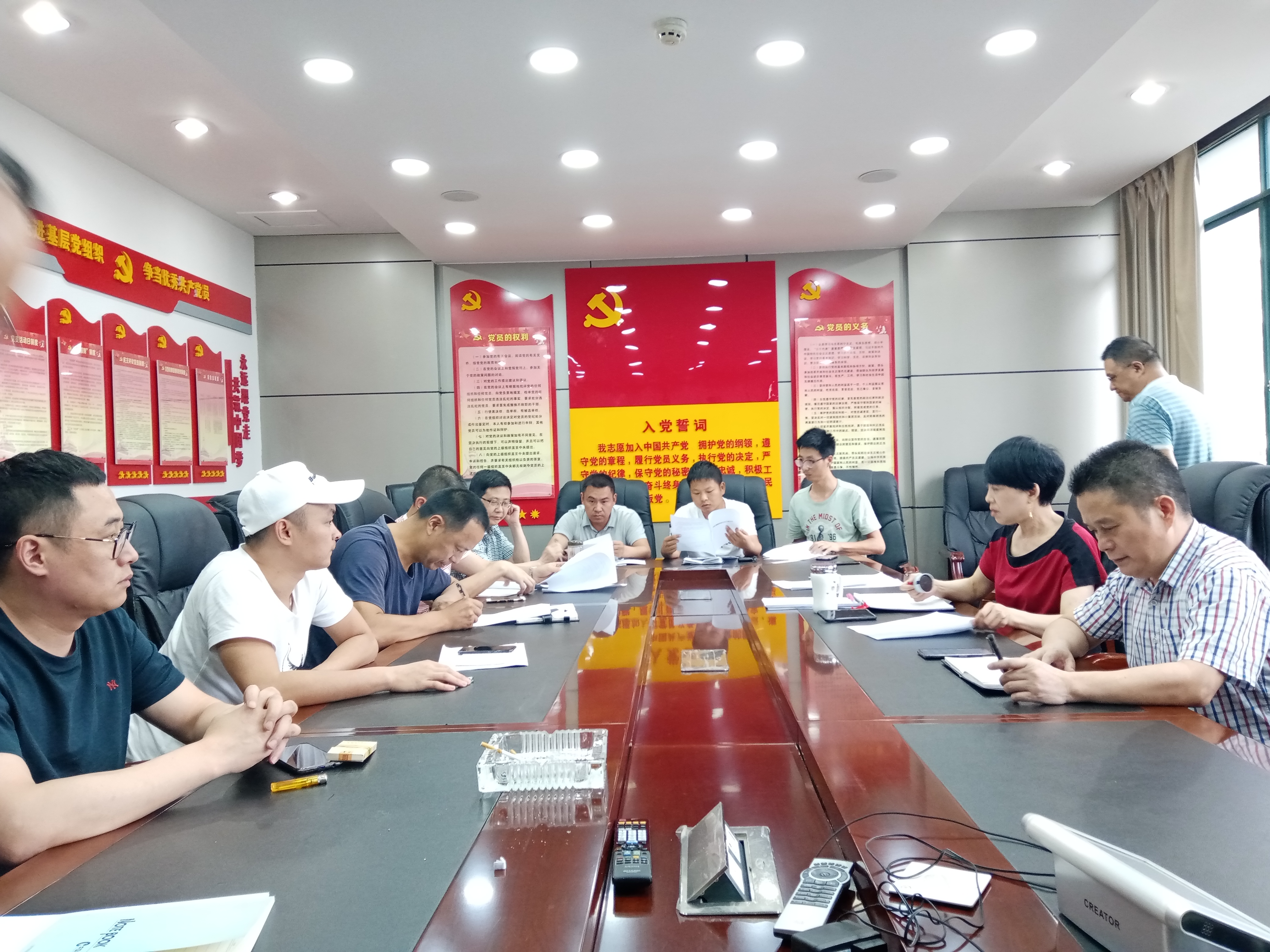 达州水文局与各测报中心驾驶员签订《驾驶员安全生产责任书》.jpg