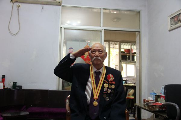 达州水文局抗战时期老干部孙顺喜佩带中国人民抗日战争胜利70周年纪念章_副本.jpg