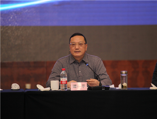 谭小平主持会议.jpg