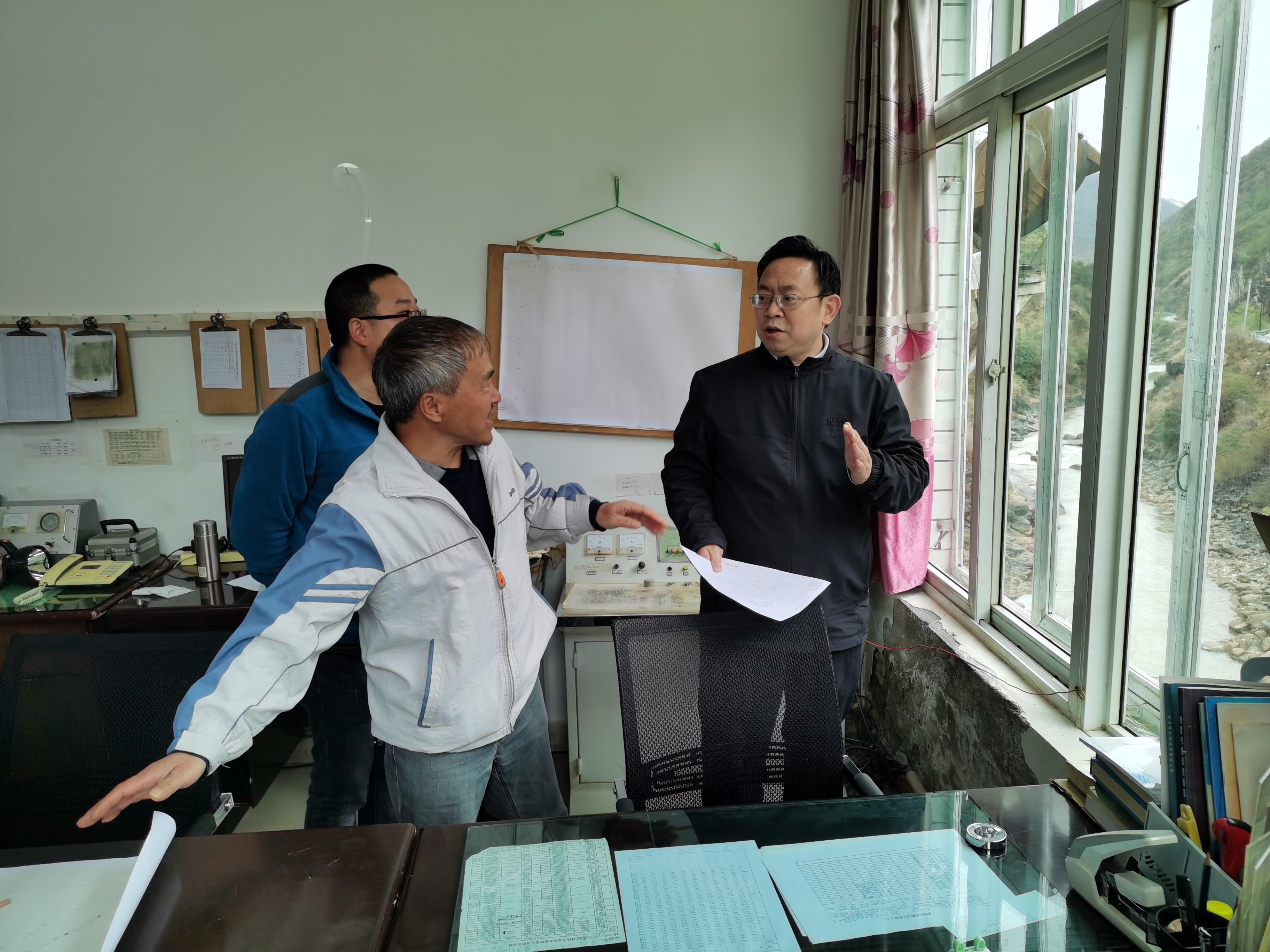 刘祥海局长与测报中心职工交流.jpg