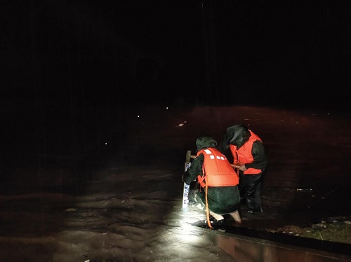 洪水暴雨中监测人员在洪雅水文站设置临时水尺.jpg