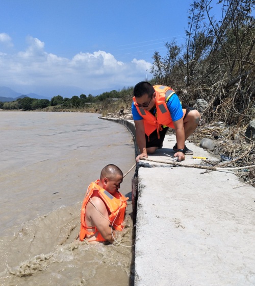 太白水文站三峡遥测设备固定水下部分气管.jpg