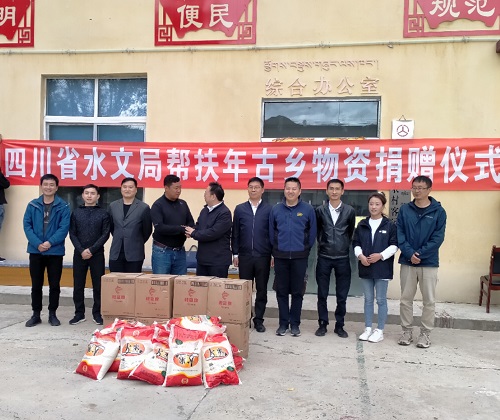 刘局一行为年古乡贫困户捐赠米、油(1).jpg