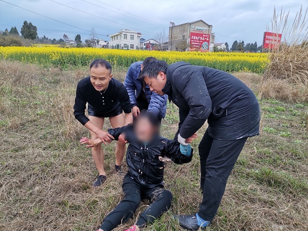 20210308 四川省绵阳水文局白云水文站职工勇救落水女孩.jpg